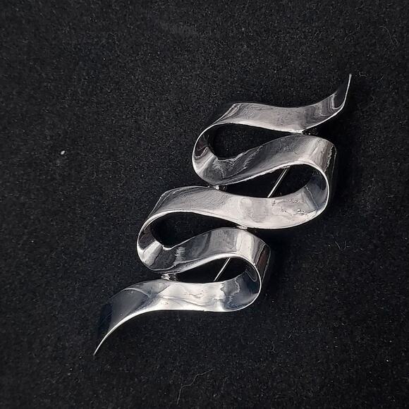 Vintage M Jent Signed Brooch Ribbon Ripple Silver Tone Costume Jewelry - Picture 2 of 10